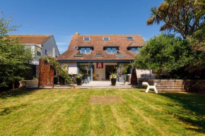 Gorgeous home for 12 - Walk to Beach - Sea View